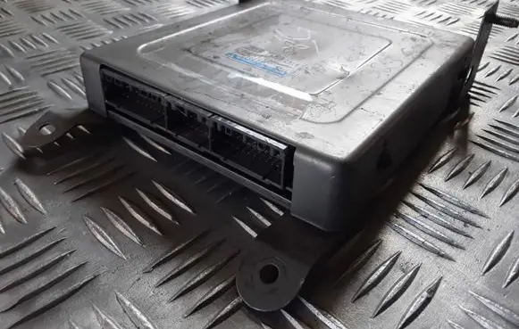 Mazda 323 Engine control unit/module Z51818881