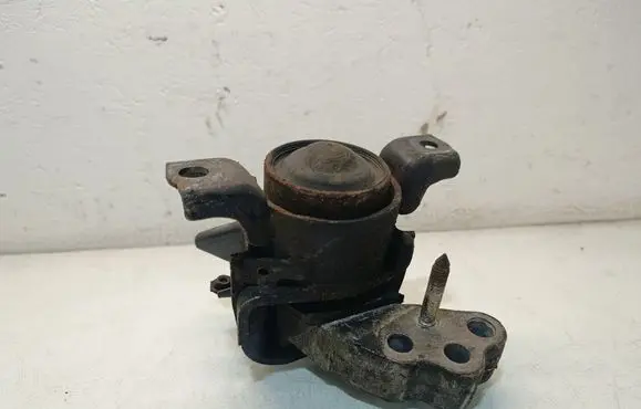 Toyota RAV 4 (XA40) Engine mount bracket 