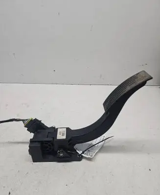 Accelerator throttle pedal