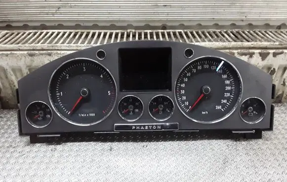Volkswagen Phaeton Speedometer (instrument cluster) 3D0920882F
