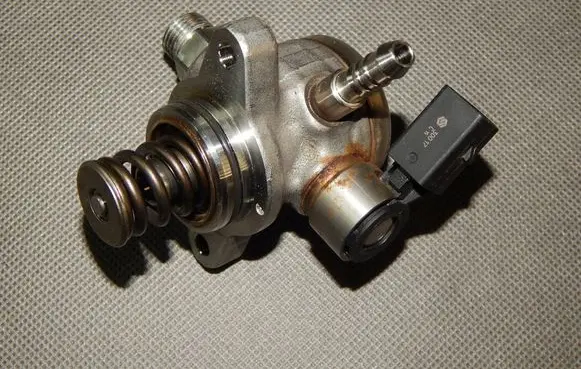 Skoda Rapid (NH) Fuel injection high pressure pump 04E127027L