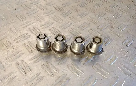 Lexus RX 450H Anti-theft wheel nuts and lock 