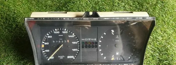Volkswagen Jetta II Speedometer (instrument cluster) 191919033FJ
