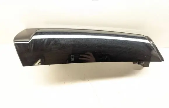 Chevrolet Tahoe Rear/tail light trim molding 84699261