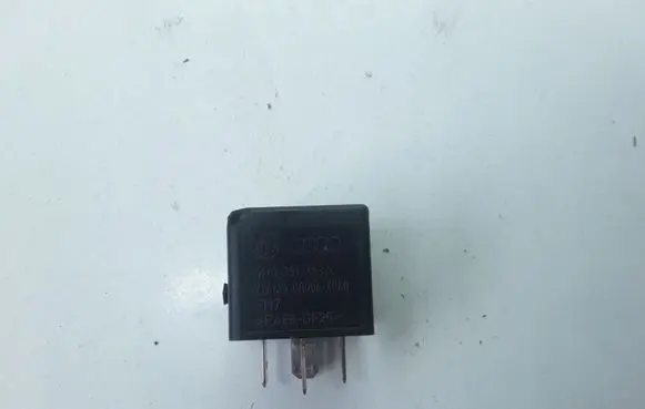 Volkswagen Golf VI Other relay 4H0951253A V23136B0006X080