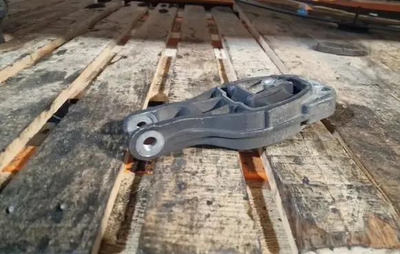 Buick Encore I Engine mount bracket