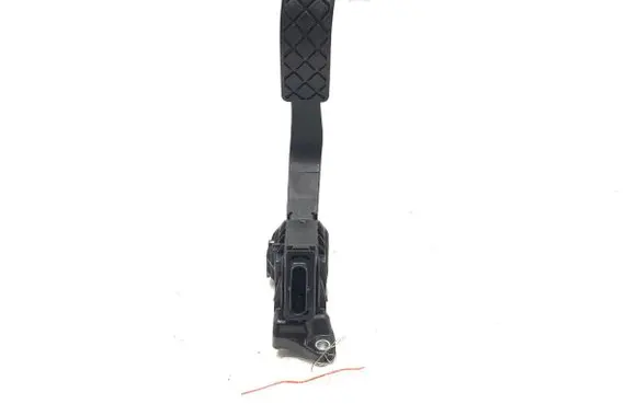 Accelerator throttle pedal
