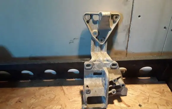 Volvo V40 Generator/alternator bracket 31401077