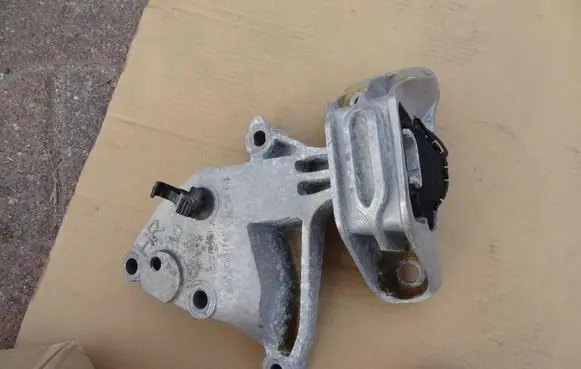 Engine mount vacuum valve