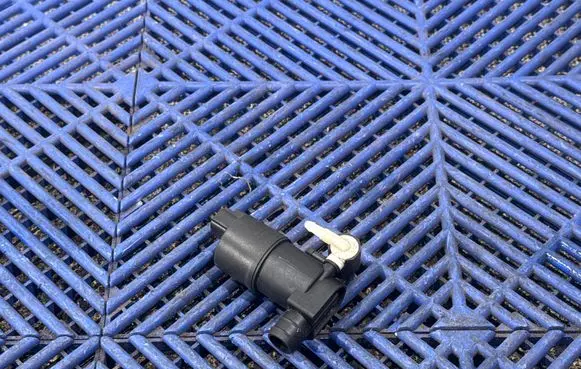 Toyota C-HR I Windscreen/windshield washer pump 85330F4011