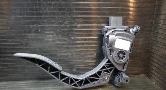 Accelerator throttle pedal