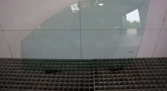 Mitsubishi Outlander Front door window glass four-door