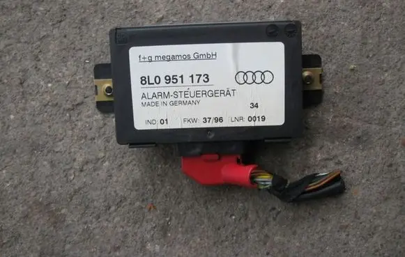 Audi A3 S3 8L Alarm control unit/module 8L0951173