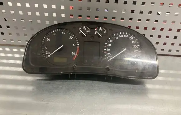 Volkswagen PASSAT B5 Speedometer (instrument cluster) 110008776002 3B0919880A