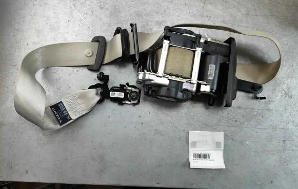 Volvo XC90 Front seatbelt 31675237 32239338 31484551