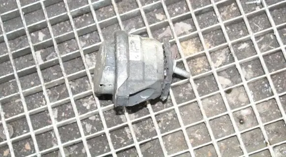 BMW 6 E63 E64 Engine mount bracket 6774619