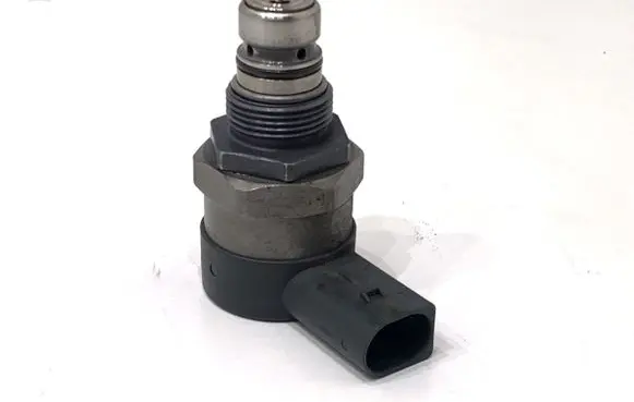 BMW 5 E60 E61 Fuel pressure regulator 0281002481