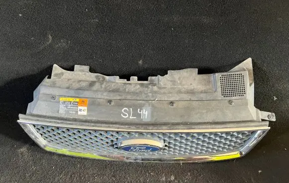 Ford C-MAX I Front grill 3M51R8B271AD