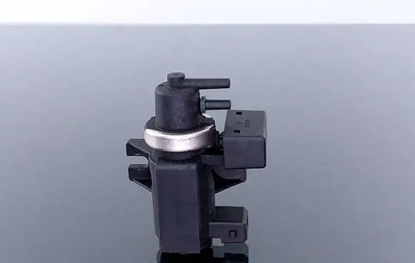 BMW 5 E39 Turbo solenoid valve 72279600 2247906 02T043