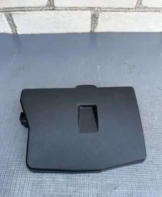 Toyota Avensis T270 Fuse box cover 8266205150