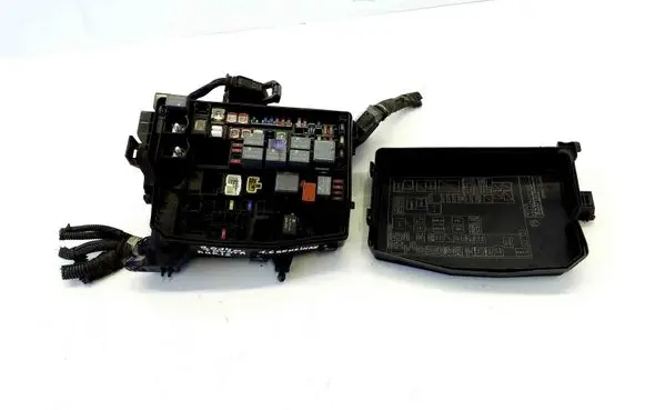 Toyota Auris E180 Fuse box set 8266202450 LN27616