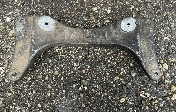 BMW 5 E39 Gearbox mounting bracket 6751583