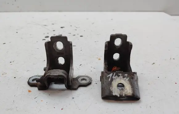 Renault Megane III Front door upper hinge 80400011RJ A073550