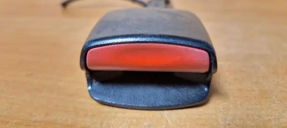 Front seatbelt buckle