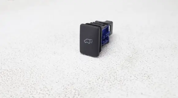 Toyota RAV 4 (XA40) Tailgate/boot open switch button 15B116