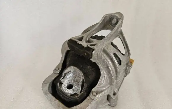 Porsche Cayenne (9Y0 9Y3) Engine mount bracket 782215147917 4M0199372HA