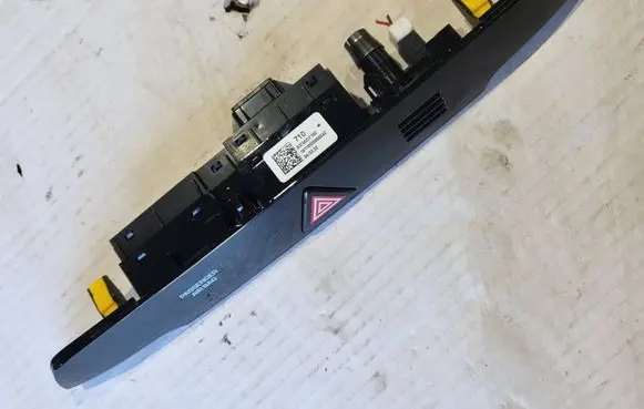Hyundai Tucson TL Hazard light switch 93700-D7100 1911050000542