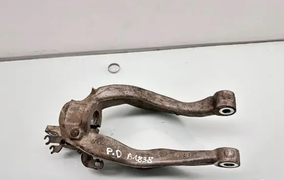 Volvo XC60 Lower shock absorber bracket 