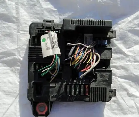 Renault Megane II Fuse module 8200262385A S118399300E 02289