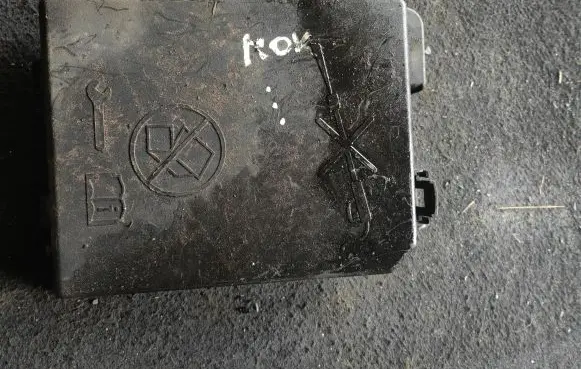 Opel Mokka Fuse box cover 95263743