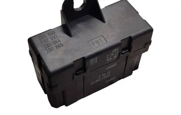 Toyota Avensis T250 Seat heating relay 875010W0100