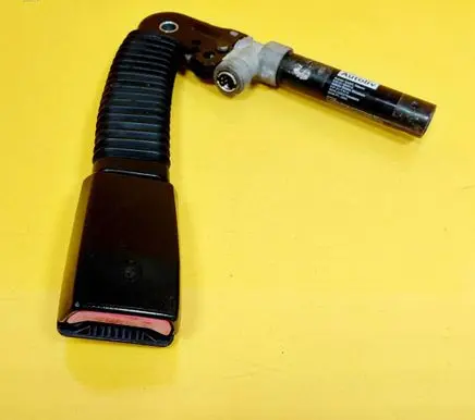 BMW 3 E46 Front seatbelt buckle 8257788