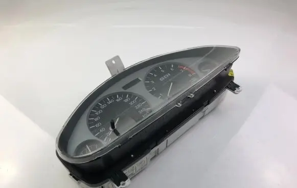 Mitsubishi Carisma Speedometer (instrument cluster) MR915236