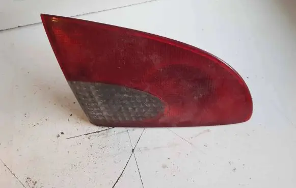 Toyota Avensis T220 Tailgate rear/tail lights 93300102 23300102