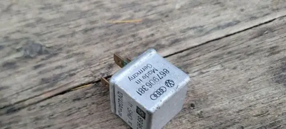 Volkswagen PASSAT B3 Other relay 867906381