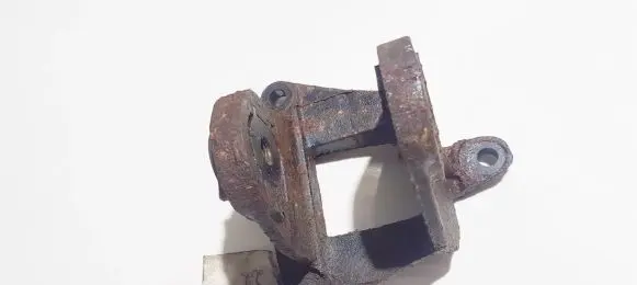 Ford Mondeo MK II Engine mounting bracket