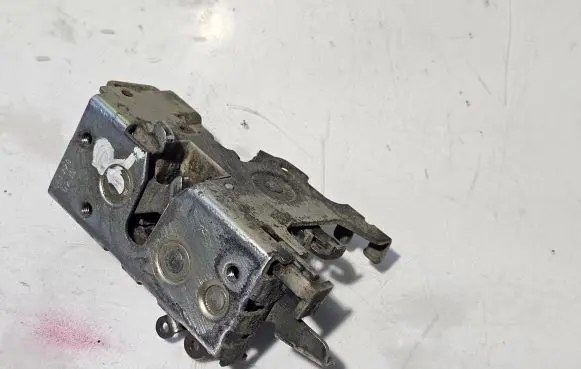 Volkswagen II LT Front door lock 9017200235