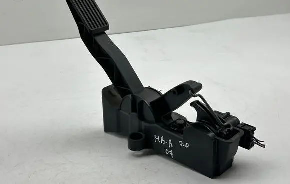Mercedes-Benz A W169 Accelerator throttle pedal A1693000104 000421 151106