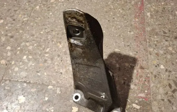 BMW 7 E65 E66 Engine mounting bracket 6754615
