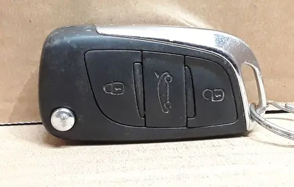 Citroen C4 II Ignition key/card 9665975480