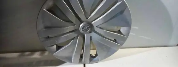 Nissan Leaf II (ZE1) R20 wheel hub/cap/trim 