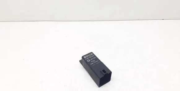 Volvo XC60 Glow plug pre-heat relay 30785663 0281003047