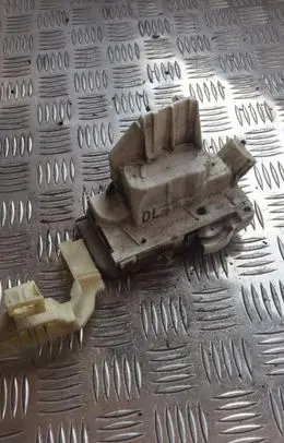 Ford Mondeo Mk III Front door lock 1s7af21812ka