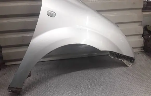 Toyota Corolla Verso AR10 Fender 