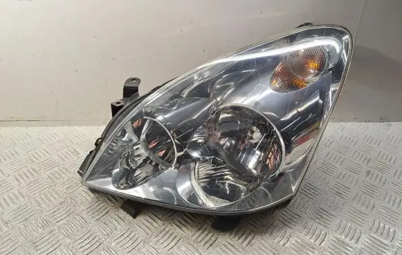 Toyota Corolla Verso AR10 Headlight/headlamp 811700F010 9073780