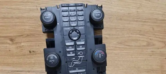 Volvo V50 Climate control unit 8697156